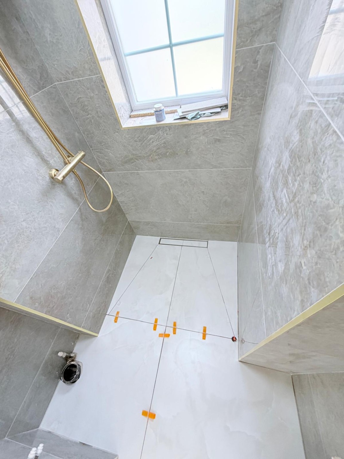Marble-effect bathroom tiling